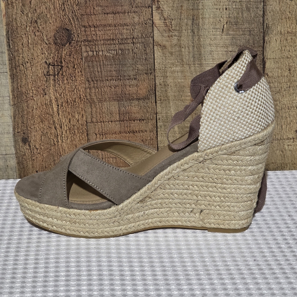 🔥SOLD🔥       EUC Torrid Taupe Espadrille Wedge Sandals - Picture 6 of 15